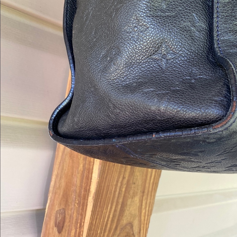 Louis Vuitton Black and Gold Shoulder Bag with Structured Elegance - Picture 3 of 17